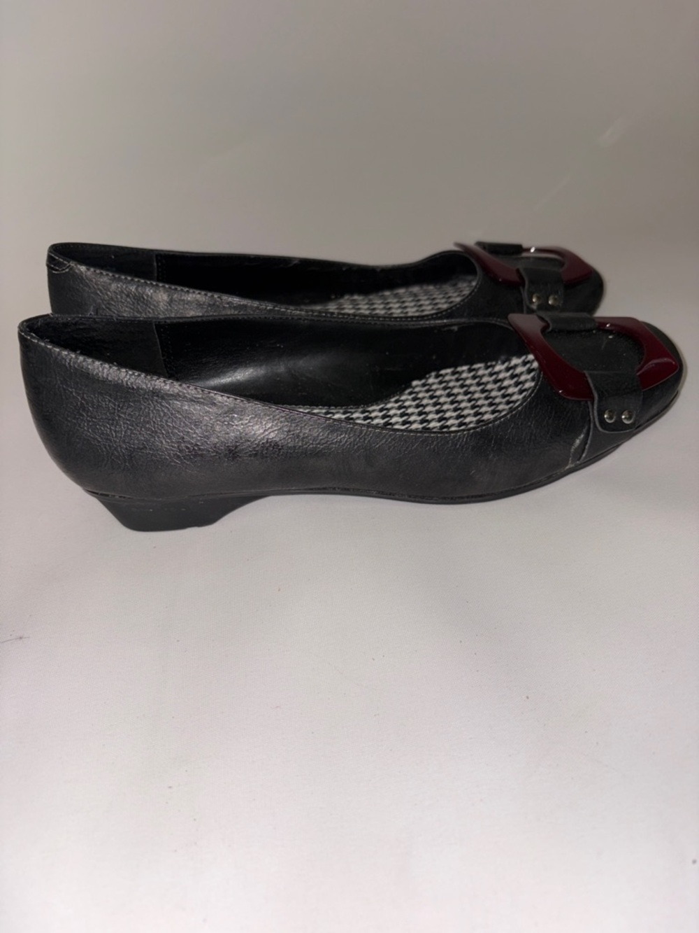 Liz Claiborne Black Flats with Red Buckle‎ Accent Size 6